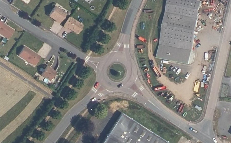 Vue aérienne du Rond-point anonyme n°58123466