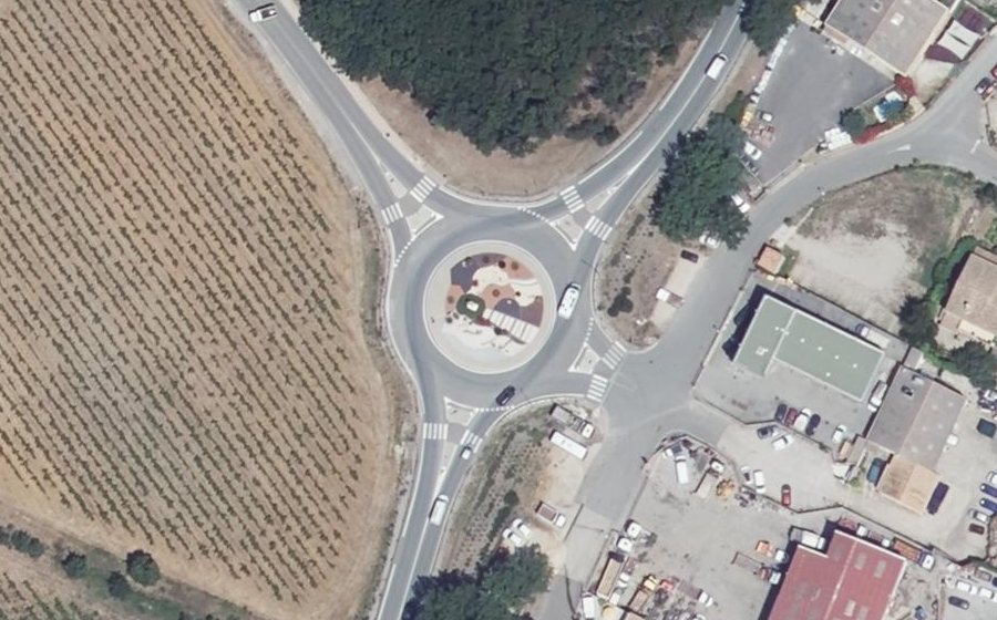 Vue aérienne du Rond-point anonyme n°581291933