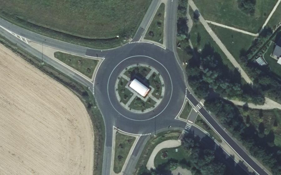 Vue aérienne du Rond-point anonyme n°581349979