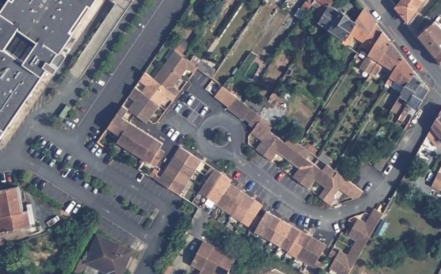 Vue aérienne du Rond-point anonyme n°581424620