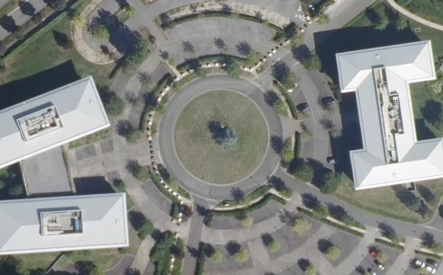 Vue aérienne du Rond-point anonyme n°581535169