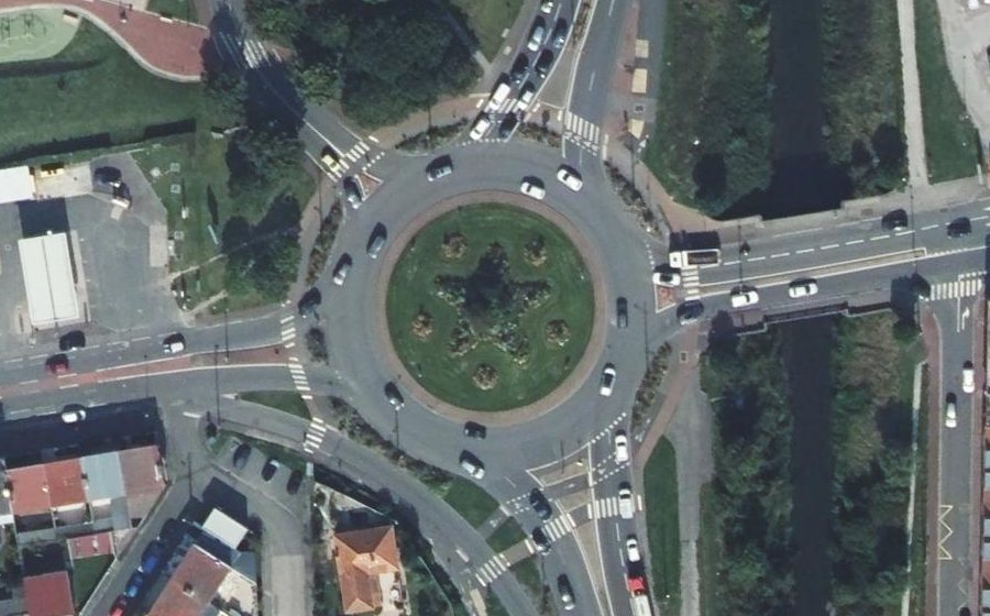 Vue aérienne du Rond-point anonyme n°581666956