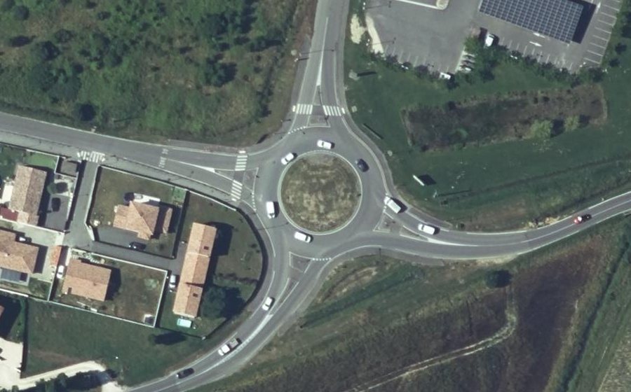 Vue aérienne du Rond-point anonyme n°581700587