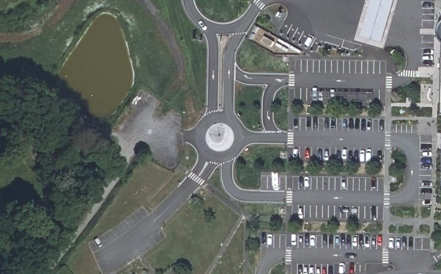 Vue aérienne du Rond-point anonyme n°581849494