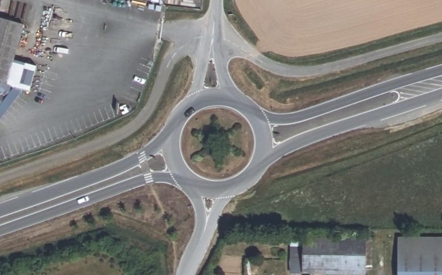 Vue aérienne du Rond-point anonyme n°582131967