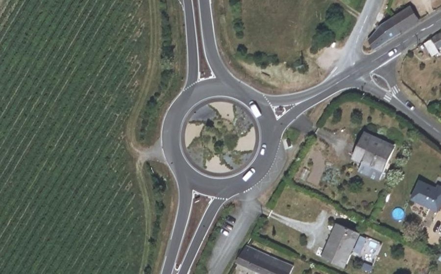 Vue aérienne du Rond-point anonyme n°582137959
