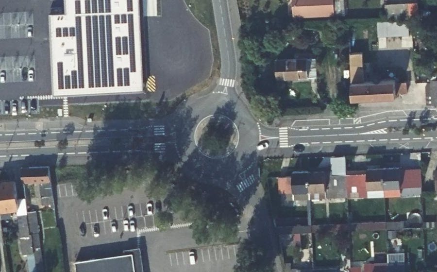 Vue aérienne du Rond-point anonyme n°582252813