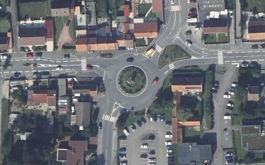 Vue aérienne du Rond-point anonyme n°582266706