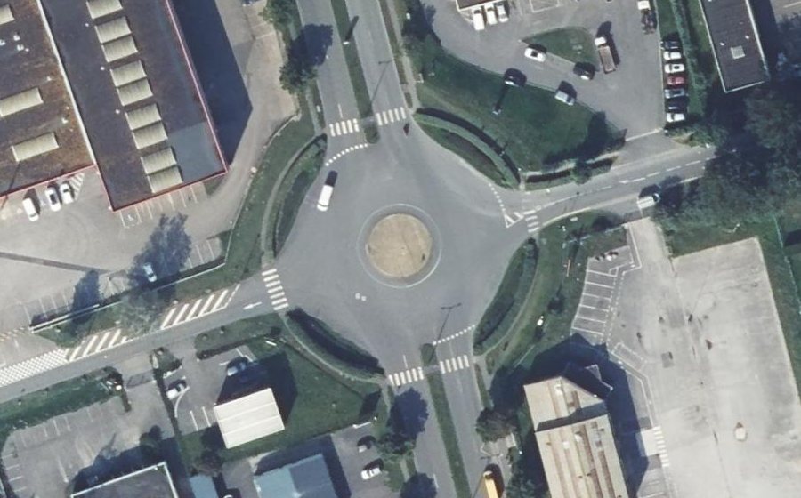 Vue aérienne du Rond-point anonyme n°582371536
