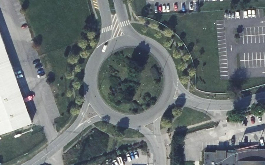 Vue aérienne du Rond-point anonyme n°582371541