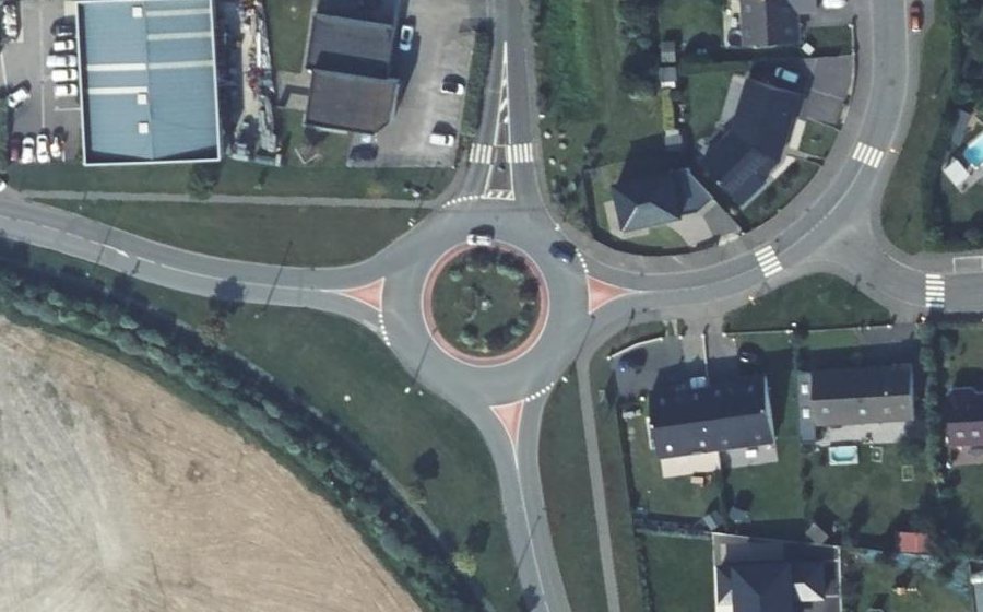 Vue aérienne du Rond-point anonyme n°582371542