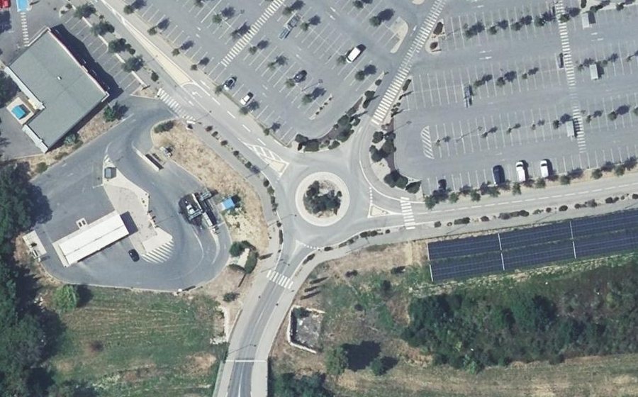 Vue aérienne du Rond-point anonyme n°582451107