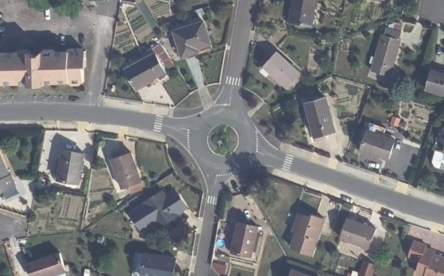 Vue aérienne du Rond-point anonyme n°58255232