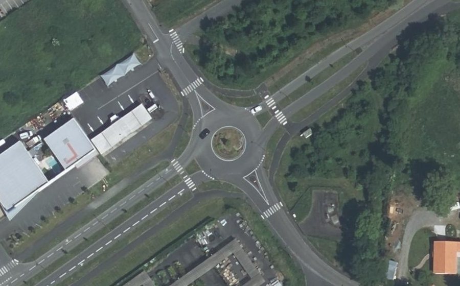 Vue aérienne du Rond-point anonyme n°58263422