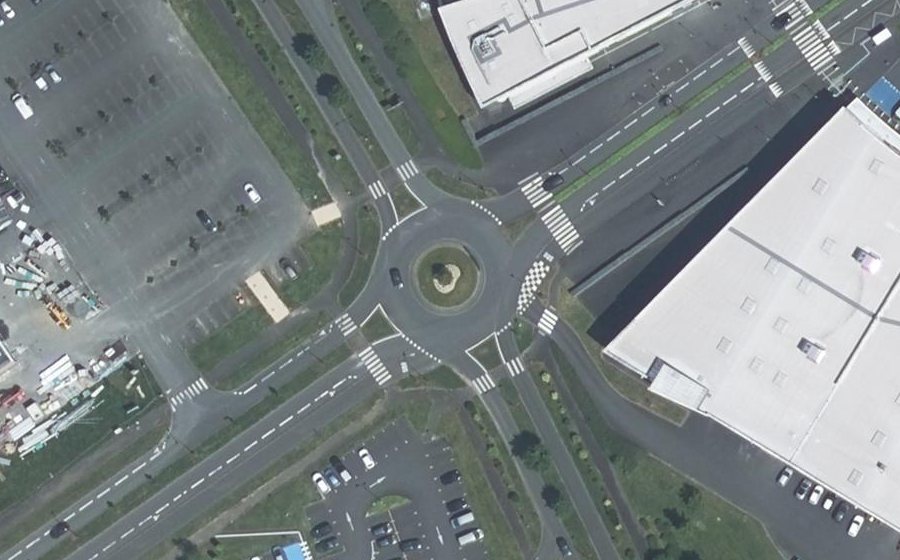 Vue aérienne du Rond-point anonyme n°58263445
