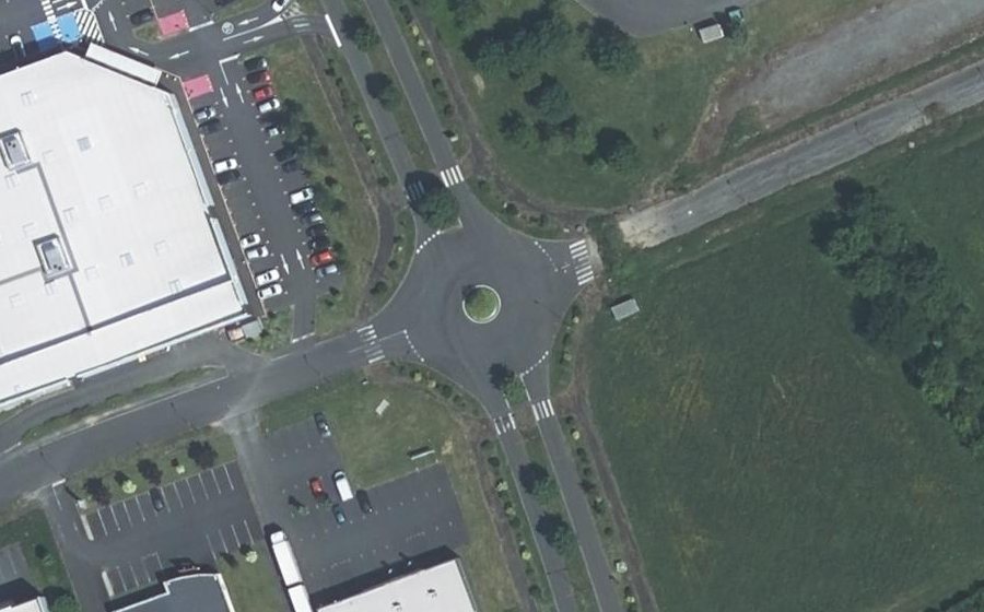 Vue aérienne du Rond-point anonyme n°58263470