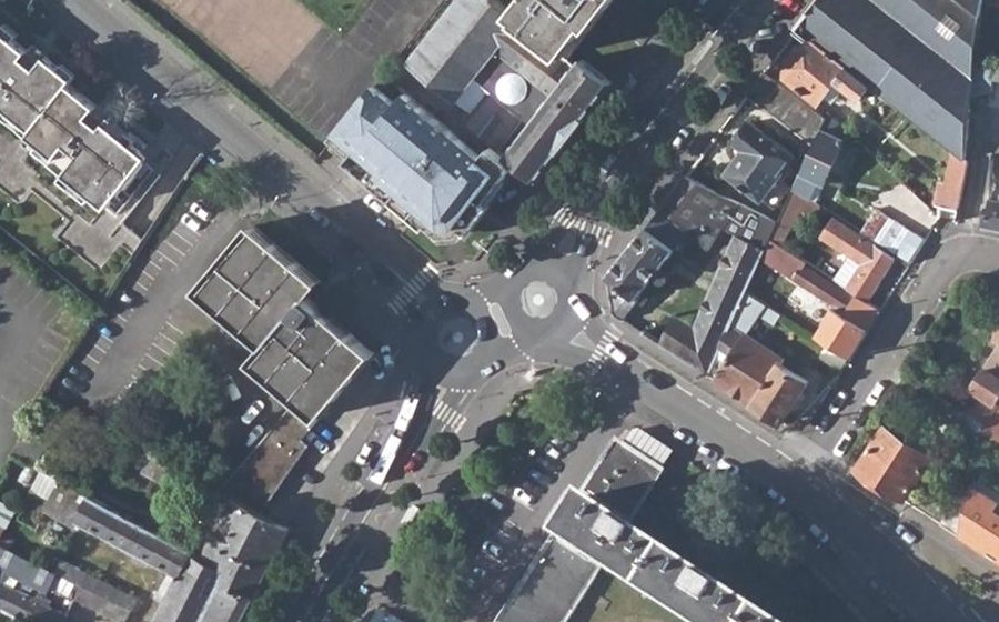Vue aérienne du Rond-point anonyme n°582966376