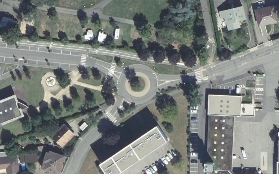 Vue aérienne du Rond-point anonyme n°58297532