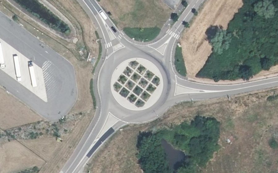 Vue aérienne du Rond-point anonyme n°583259880