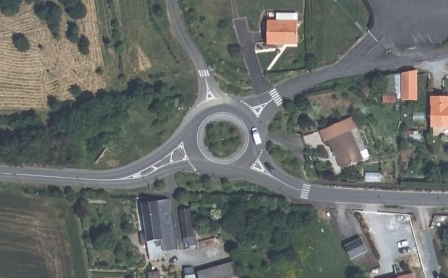 Vue aérienne du Rond-point anonyme n°583457403