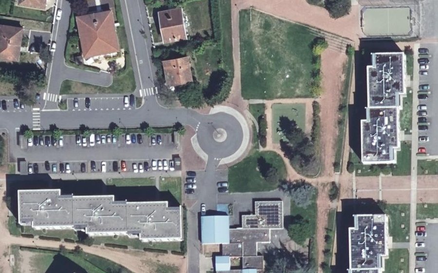 Vue aérienne du Rond-point anonyme n°583646026
