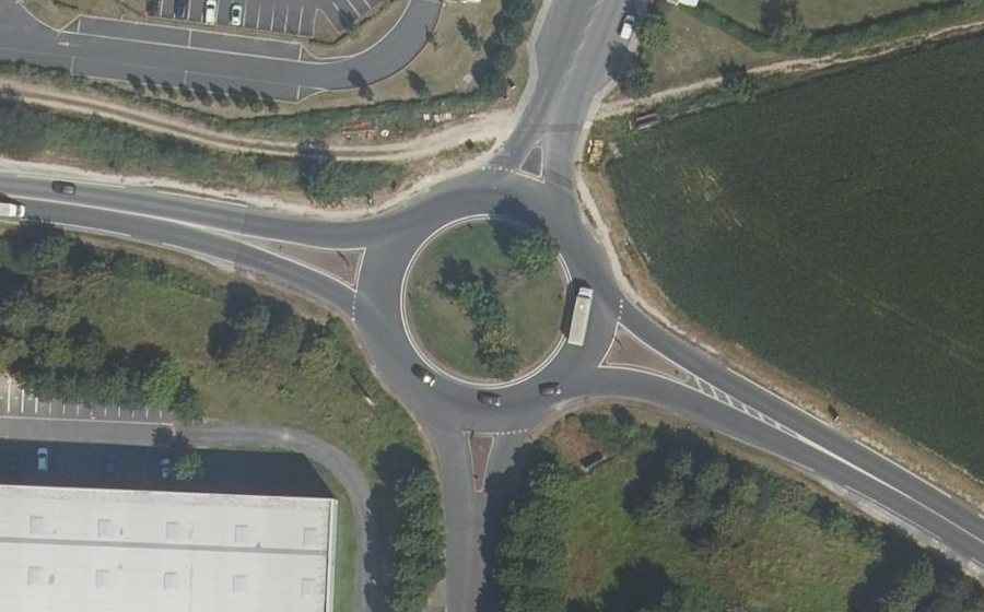 Vue aérienne du Rond-point anonyme n°58401470