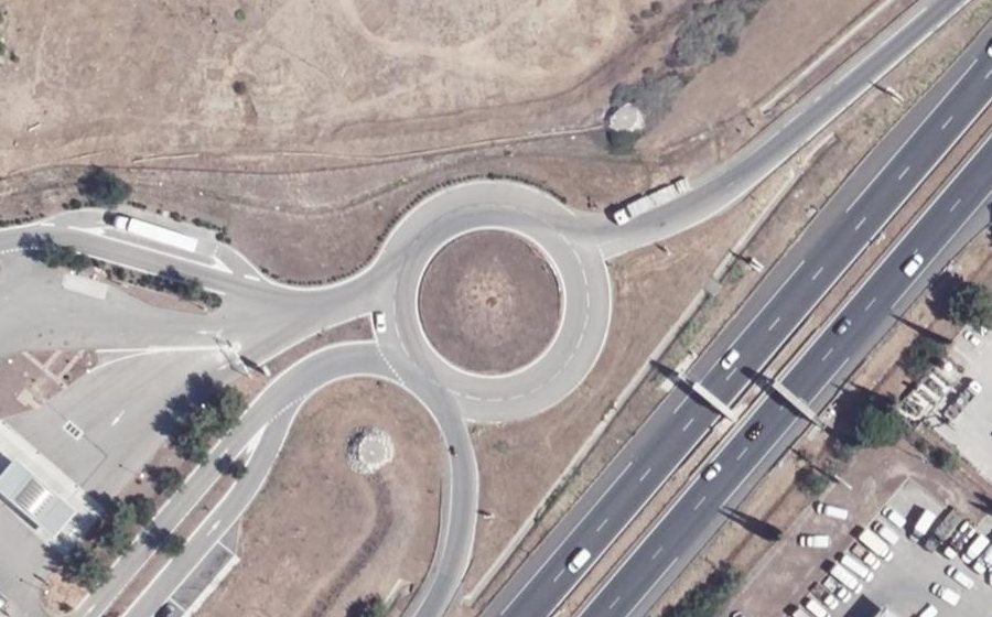 Vue aérienne du Rond-point anonyme n°584042154