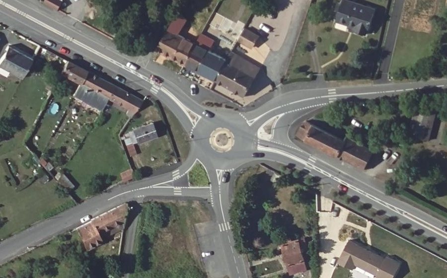 Vue aérienne du Rond-point anonyme n°584118583