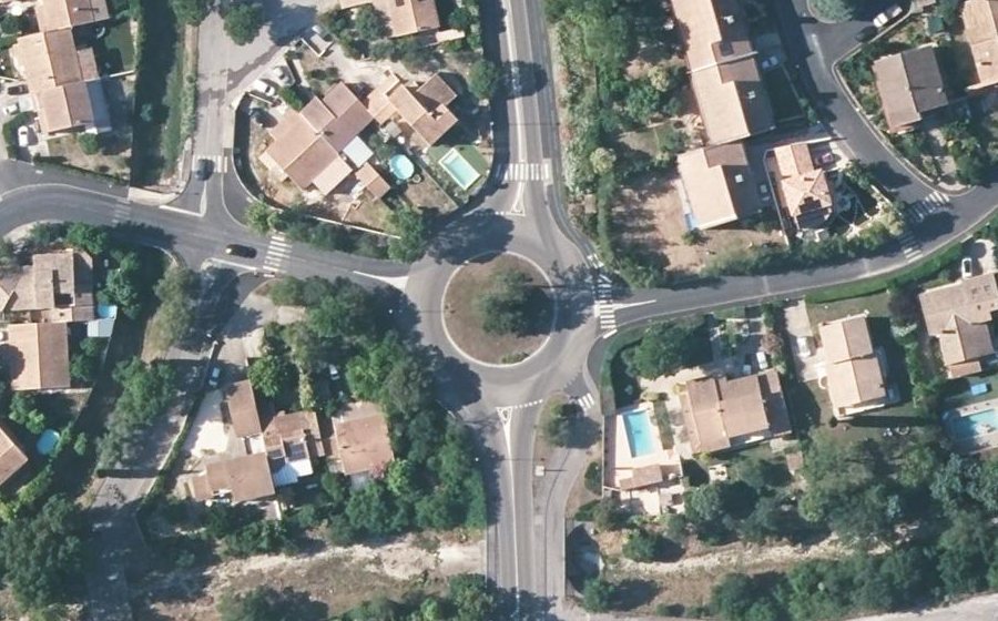 Vue aérienne du Rond-point anonyme n°58414318