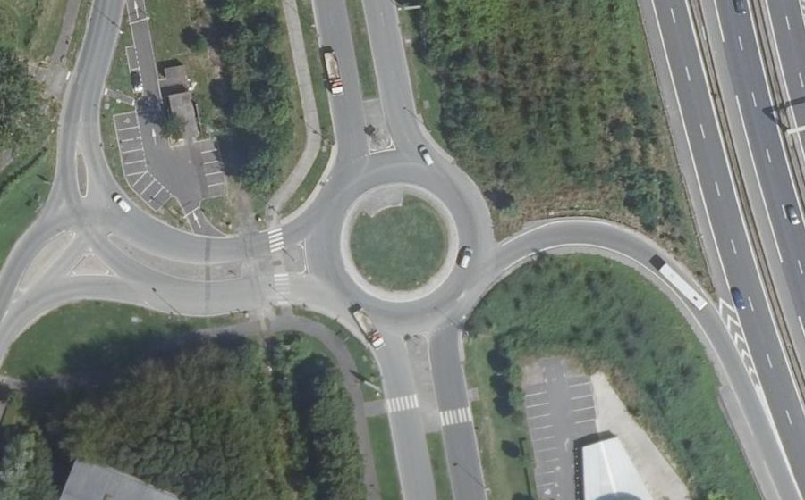 Vue aérienne du Rond-point anonyme n°584181248