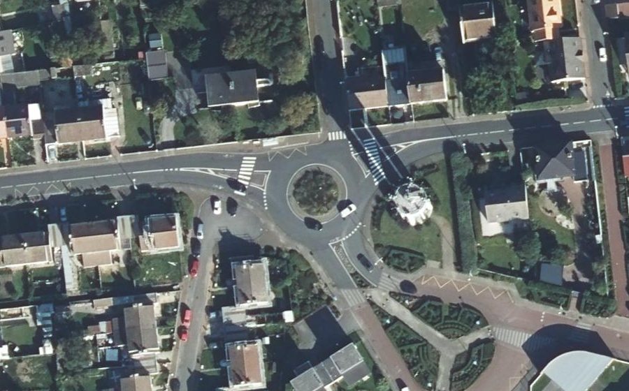Vue aérienne du Rond-point anonyme n°584288564