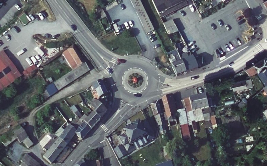 Vue aérienne du Rond-point anonyme n°584310698