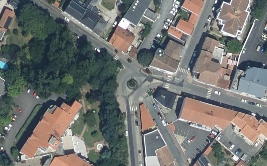 Vue aérienne du Rond-point anonyme n°584343768