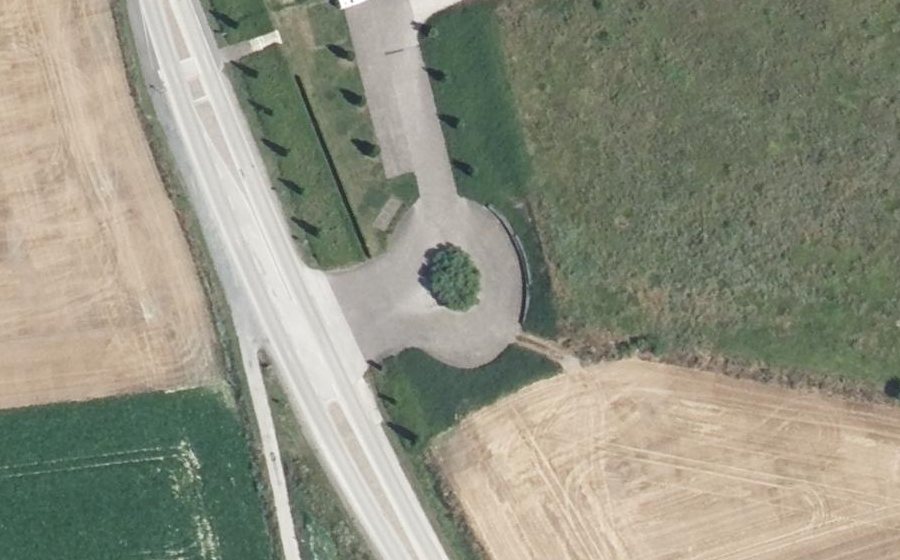 Vue aérienne du Rond-point anonyme n°584692274