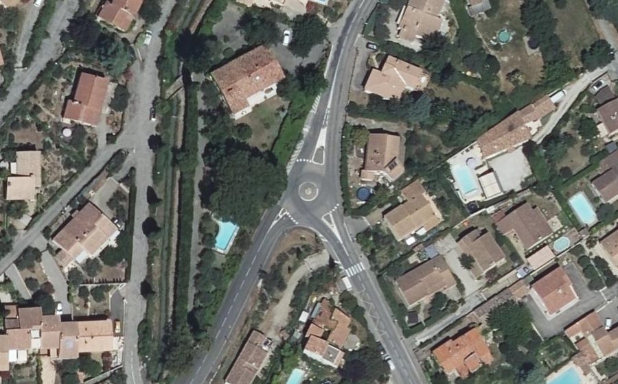 Vue aérienne du Rond-point anonyme n°584874486