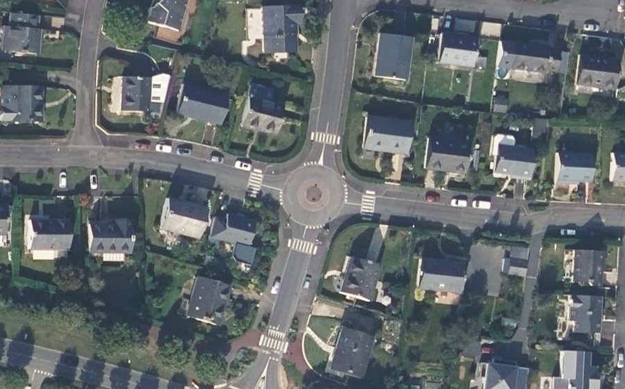 Vue aérienne du Rond-point anonyme n°585234209