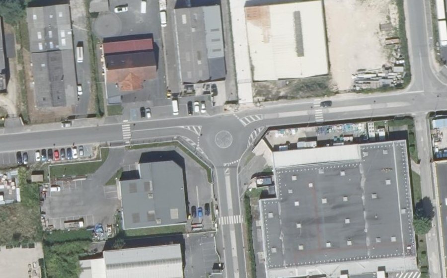 Vue aérienne du Rond-point anonyme n°585433818