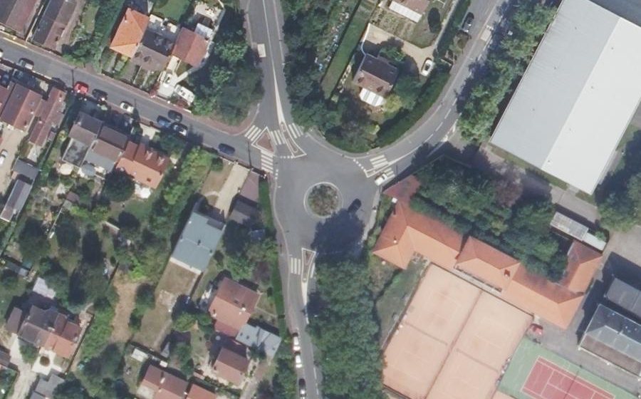 Vue aérienne du Rond-point anonyme n°585451232