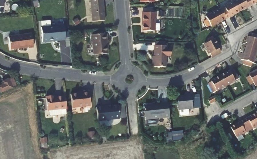 Vue aérienne du Rond-point anonyme n°585498625