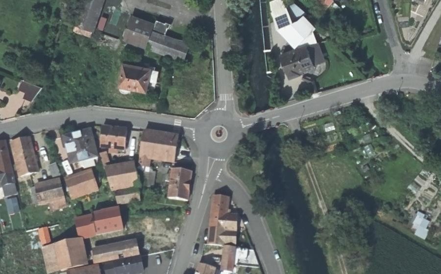Vue aérienne du Rond-point anonyme n°58560161
