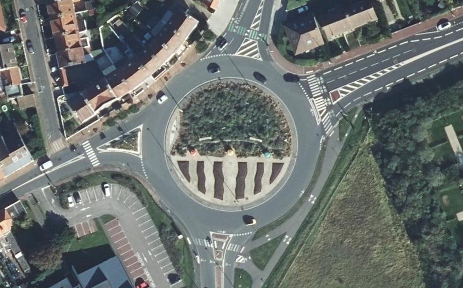 Vue aérienne du Rond-point anonyme n°585899391