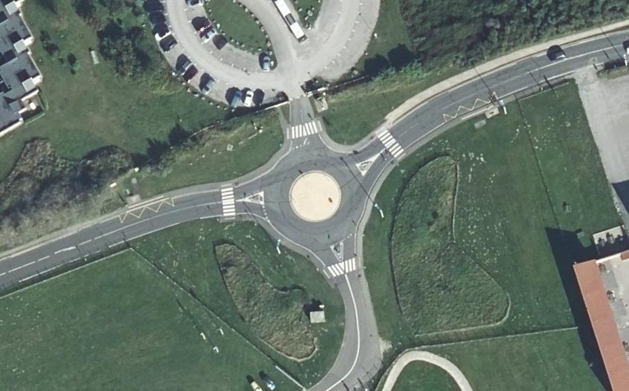 Vue aérienne du Rond-point anonyme n°585899402