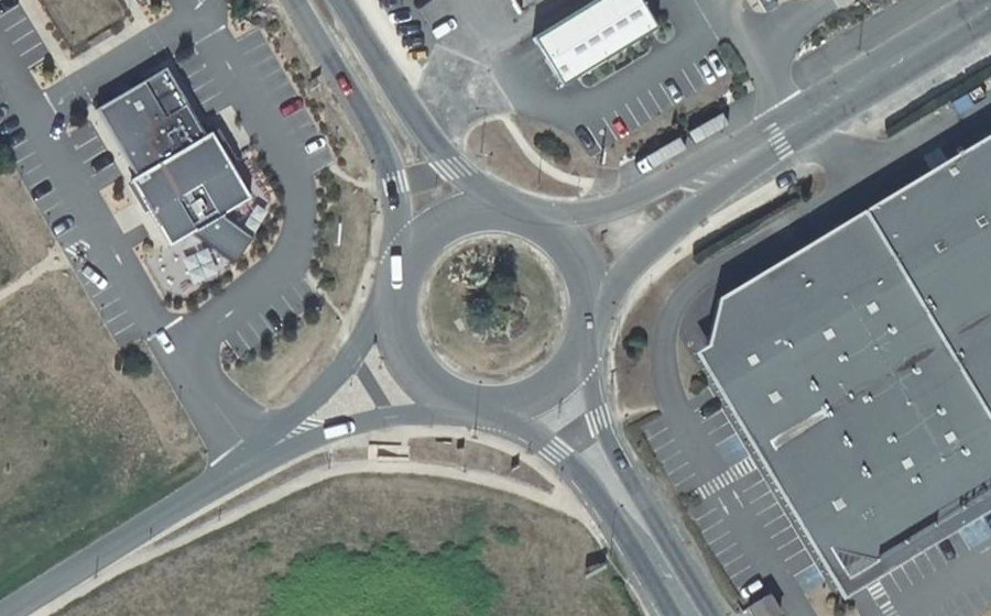 Vue aérienne du Rond-point anonyme n°58598912