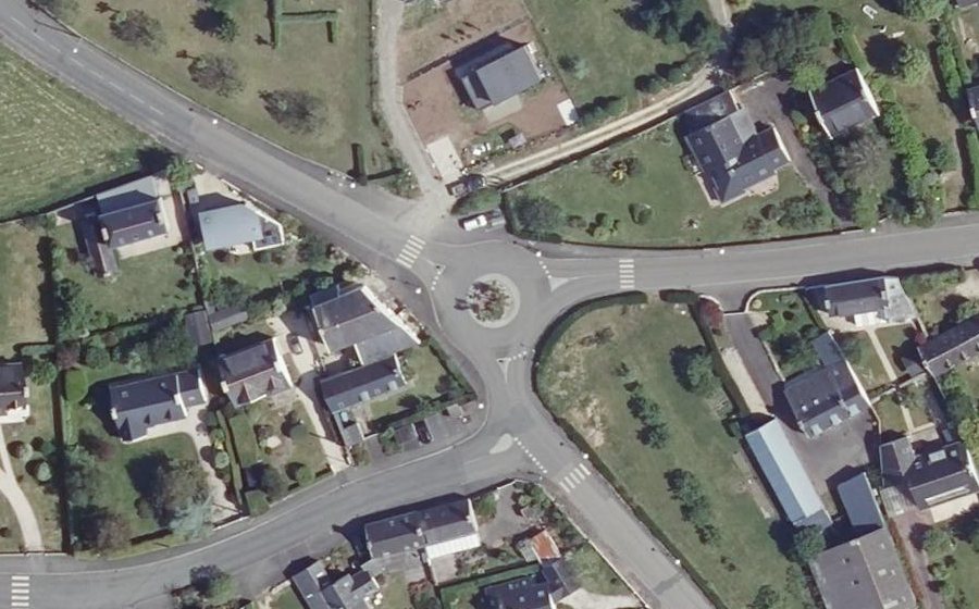 Vue aérienne du Rond-point anonyme n°586050113