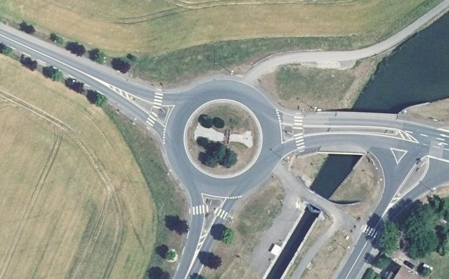 Vue aérienne du Rond-point anonyme n°586578391