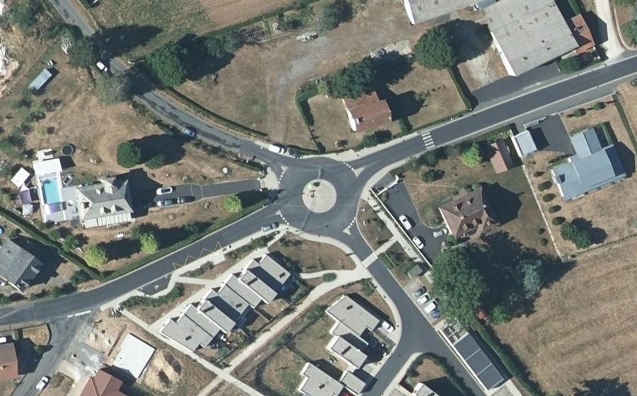 Vue aérienne du Rond-point anonyme n°586616078