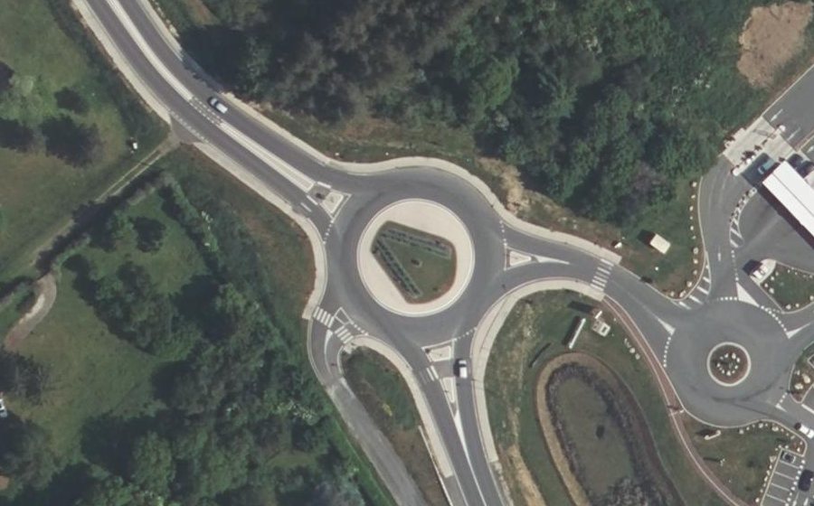 Vue aérienne du Rond-point anonyme n°586700234