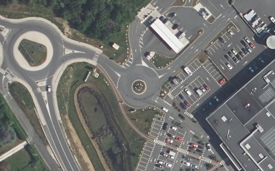 Vue aérienne du Rond-point anonyme n°586700238
