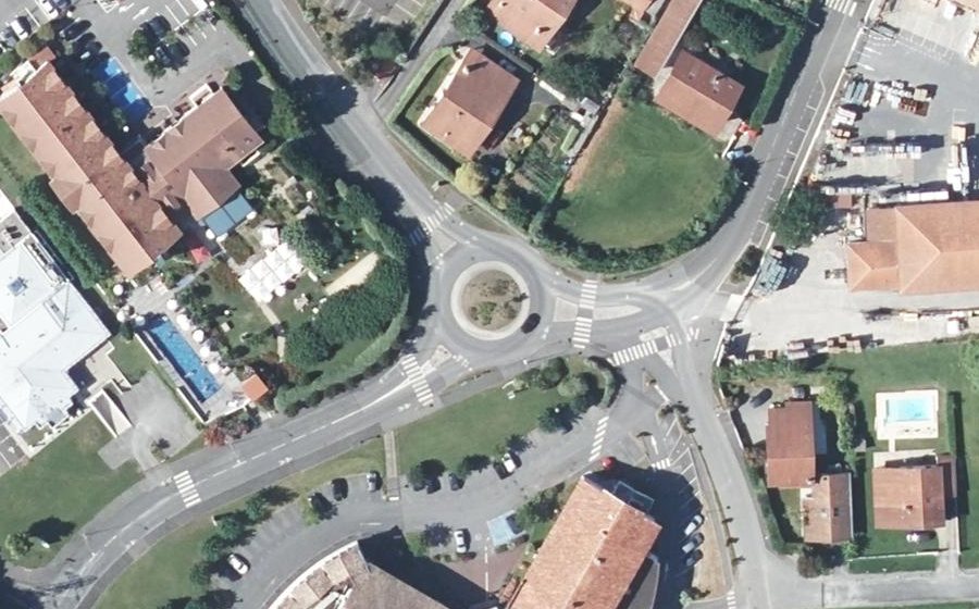 Vue aérienne du Rond-point anonyme n°58681321