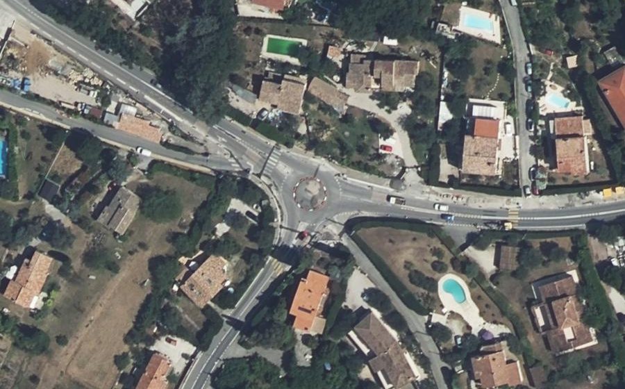 Vue aérienne du Rond-point anonyme n°58706459